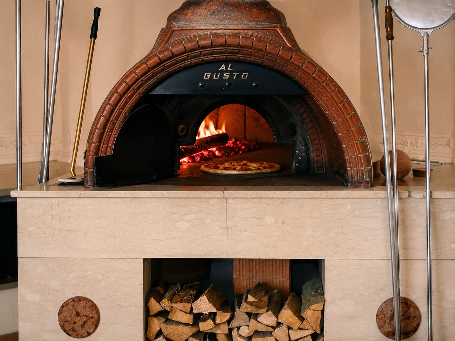 Modernes italienisches Restaurant mit Holzofen