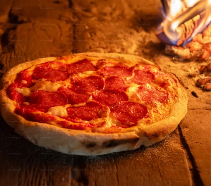 Frische Pizza aus dem Holzofen